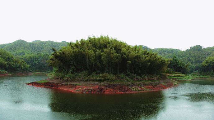 Tajemné Jezero víl má uprostřed ostrůvek. Při úplňku se tady víly údajně koupají...