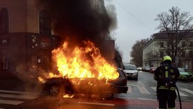 Hasiči hořící automobil uhasili do pěti minut od svého příjezdu, i tak zůstal jeho majiteli jen ohořelý vrak.