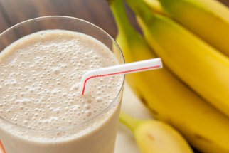 Banánové smoothie s kávou: Připravte si lahodné a výživné letní osvěžení