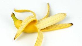Banány podporují koncentraci mozku, 100 g obsahuje 1,7 mg hormonu serotoninu. 