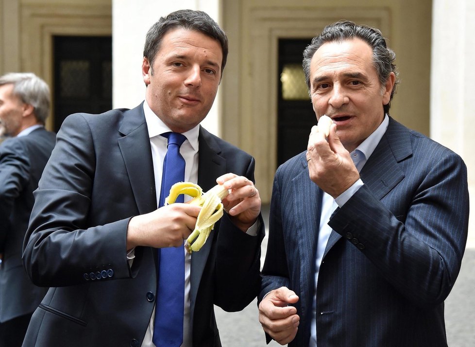 Italský premiér Matteo Renzi a trenér italské reprezentace Cesare Prandelli