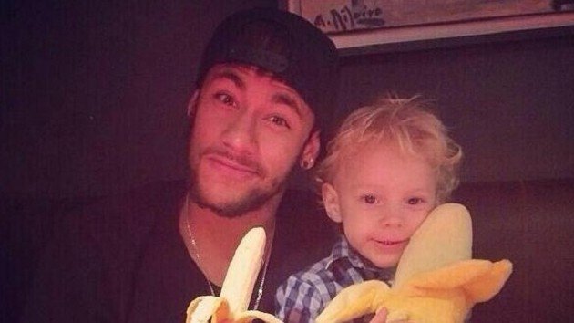 Alvesův spoluhráč Neymar se vyfotil s banánem i se svým synem Davidem Luccym.