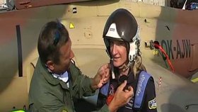 Adéla Banašová ve vojenském letadle