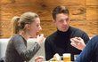 Adela Banášová s manželem si dávali tatarák a pivečko. Adela Banášová s manželem si dávali tatarák a pivečko.