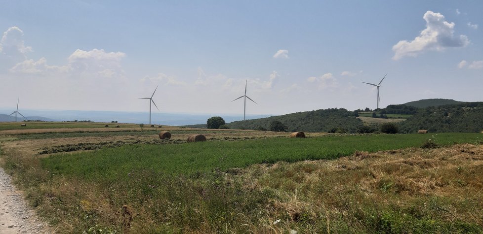 Od Svaté Heleny vedou pole plná větrných elektráren. Firmy, které zde odkoupily pozemky daly místním šanci ve svém rodném městě zůstat.