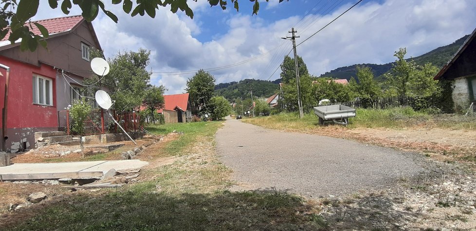 Bígr pomalu chátrá. Na fotografii je vidět konec ulice, která je zakončena kostelem. Od něj vedou další dvě silnice doprava a doleva. Vesnice má totiž připomínat kříž - vystavěna tak byla jako uctění svaté Trojice.