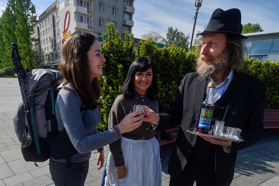 Studentka Nicolette Havlová se vydala z Havířova na Karvinsku na 2500 kilometrů dlouhou pěší pouť za českými krajany v rumunském Banátu a pak dál do Istanbulu.