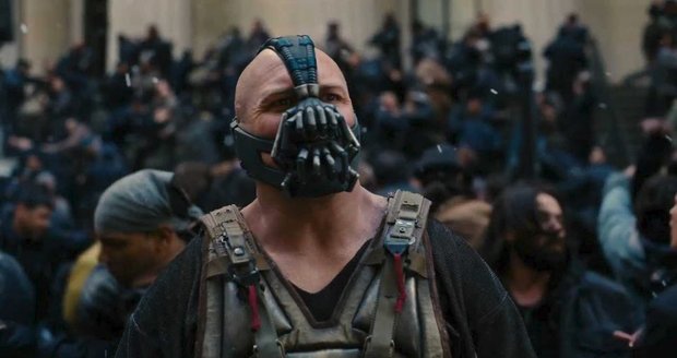 Tom Hardy jako Bane ve snímku Temný rytíř povstal.