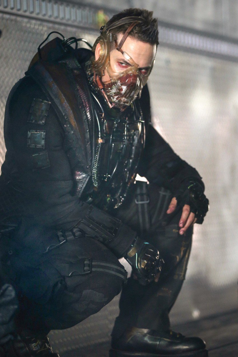 Shane West jako Bane v seriálu Gotham.