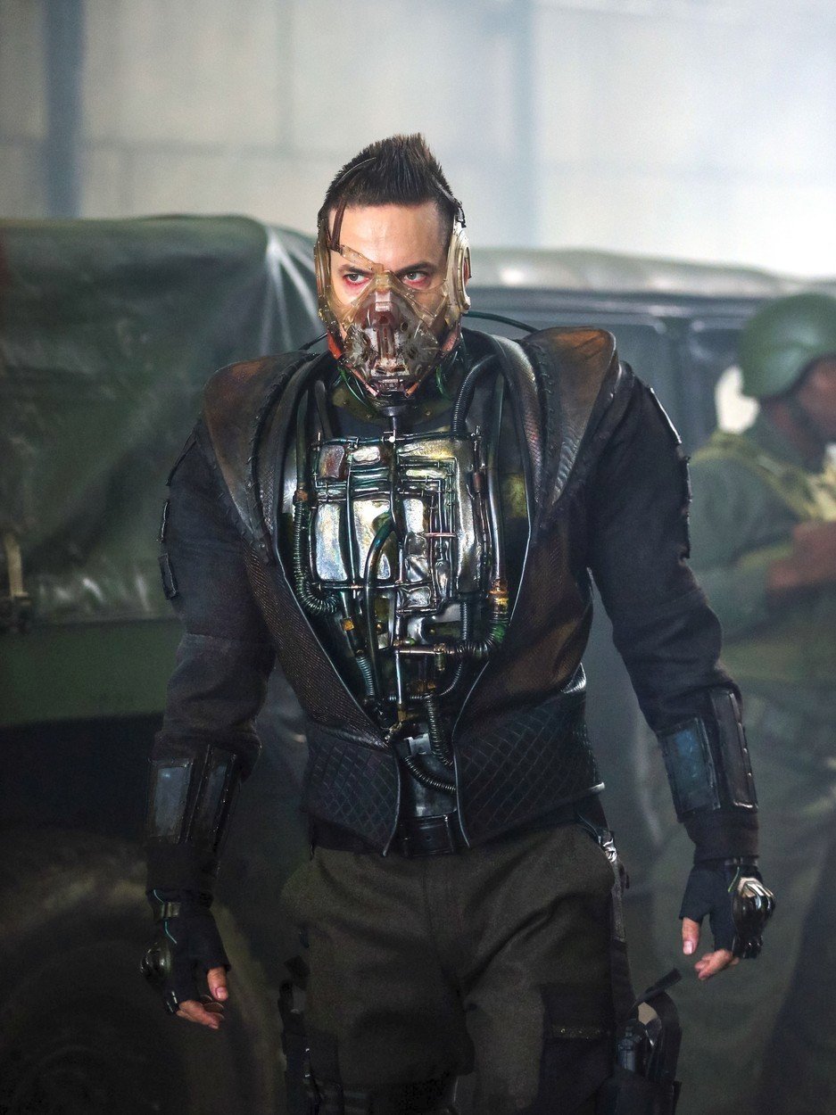 Shane West jako Bane v seriálu Gotham.