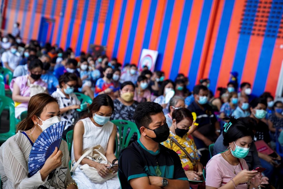 Bangkok očkuje davy proti koronaviru, používají převážně čínskou vakcínu Sinovac. V očkovacích centrech se v jednu dobu pohybuje několik desítek lidí.