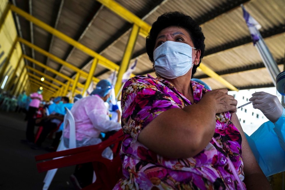 Bangkok očkuje davy proti koronaviru, používají převážně čínskou vakcínu Sinovac. V očkovacích centrech se v jednu dobu pohybuje několik desítek lidí.