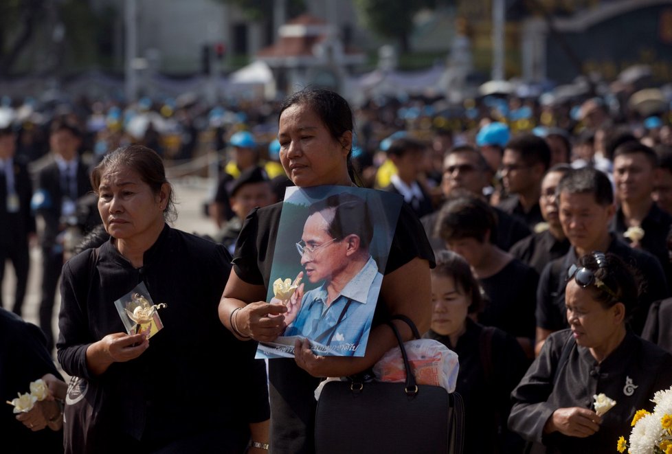 Bangkok truchlí pro zesnulého krále.