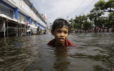 Malý chlapec plave kolem obchoďáku v centru Bangkoku.