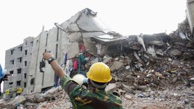 Počet obětí ve zřícené budově na předměstí Dháky v Bangladéši vzrostl