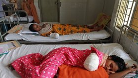 Počet obětí ve zřícené budově v Bangladéši se blíží 600