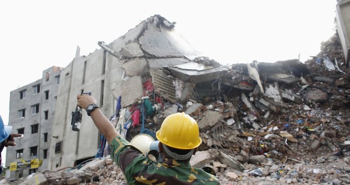 Počet obětí ve zřícené budově na předměstí Dháky v Bangladéši vzrostl na 1041