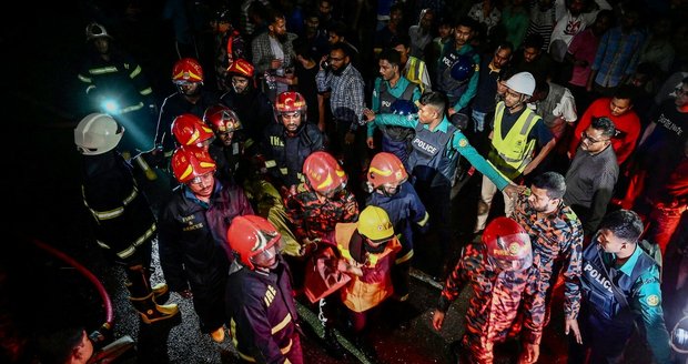 Tragédie a mohutný požár v Dháce: Oheň zachvátil výškovou budovu, nejméně 43 mrtvých