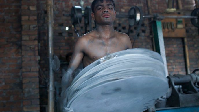 Výroba hliníkového nádobí v Bangladéši