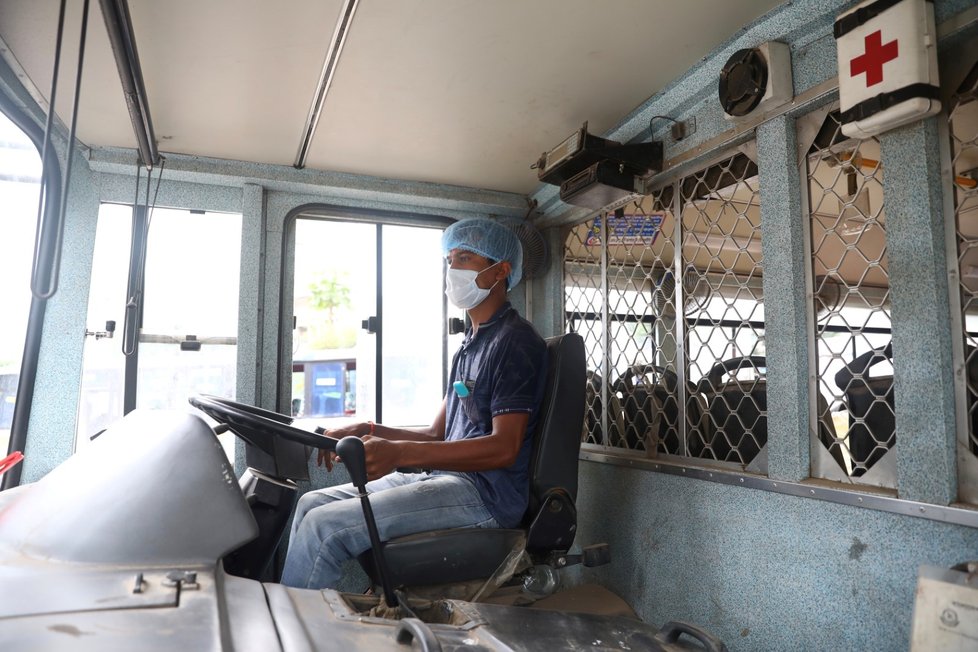Koronavirus v Bangladéši: Řidiči nosí ochranu úst. (22.6.2020)
