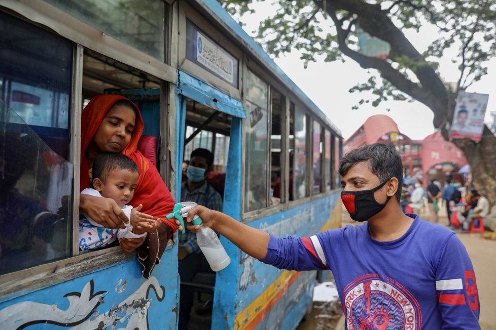 Koronavirus v Bangladéši: Během zastávek hromadné dopravy obchází cestující pracovník s dezinfekcí. Roušky ale cestující mít nemusí. (22.6.2020)