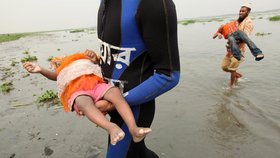 Potápěči vytahují z řeky i dětská těla