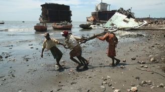 Práce, kterou dělat nechcete: Dělníci holýma rukama rozebírají lodě v bahně plném smrtících látek