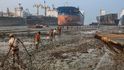 Dělníci v Chittagongu téměř holýma rukama rozebírají lodě v bahně plném toxického odpadu