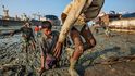 Dělníci v Chittagongu téměř holýma rukama rozebírají lodě v bahně plném toxického odpadu