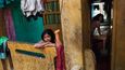 Odhaduje se, že v Bangladéši žije na 200 tisíc prostitutek, a ačkoliv je v Bangladéši zakázáno pracovat „v oboru“, pokud je vám méně než 18 let, v praxi to nikdo příliš neřeší.