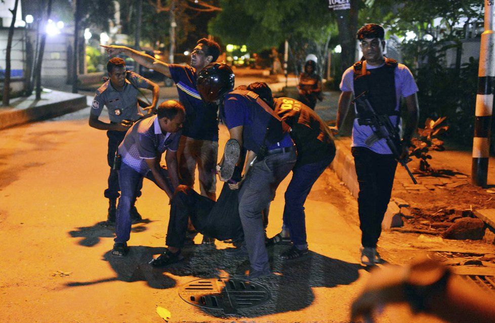 Ozbrojenci přepadli restauraci v Bangladéši. Drží rukojmí, hrozí bombami.