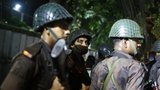 Ozbrojenci přepadli restauraci v Bangladéši. Drží rukojmí, hrozí bombami
