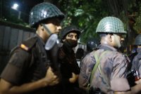 Ozbrojenci přepadli restauraci v Bangladéši. Drží rukojmí, hrozí bombami