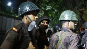 Ozbrojenci přepadli restauraci v Bangladéši, zřejmě drží rukojmí.