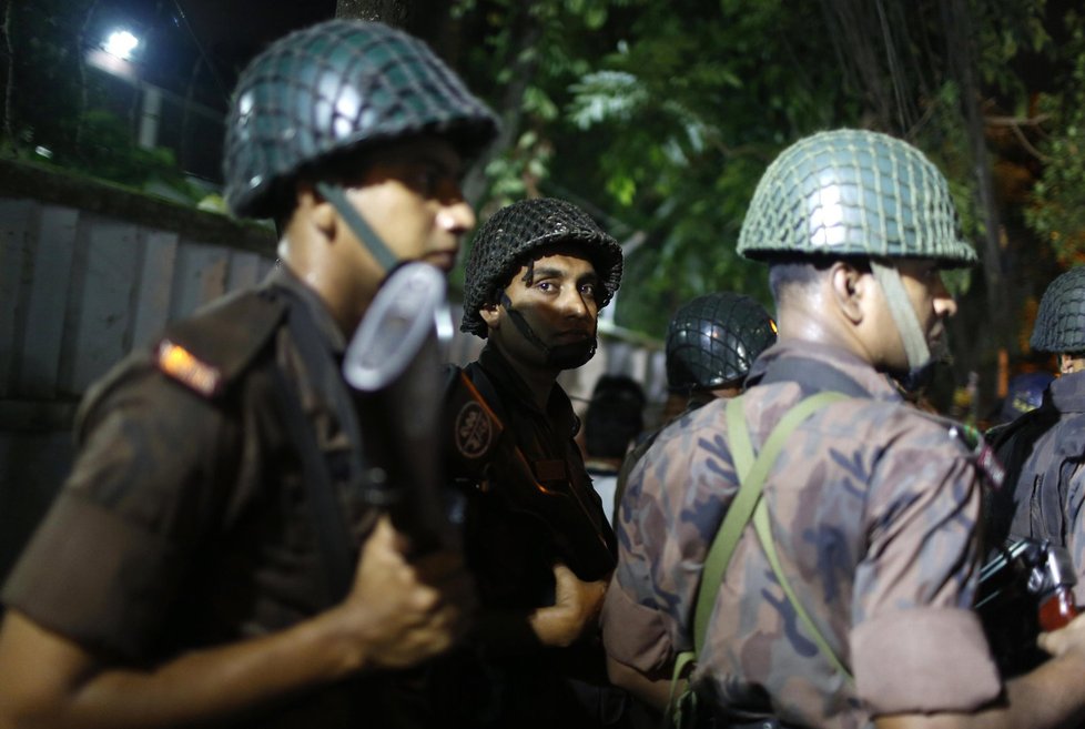 Ozbrojenci přepadli restauraci v Bangladéši, zřejmě drží rukojmí.