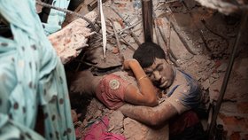 Fotografie milenců, kteří zemřeli v troskách bangladéšské textilky, obletěla svět