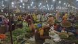 Rozsáhlé barevné trhy Dháky slouží jako venkovní „supermarket“ pro 20 milionů lidí