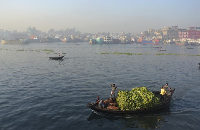 Bangladéš vystihují tři slova: lidé, voda a lodě