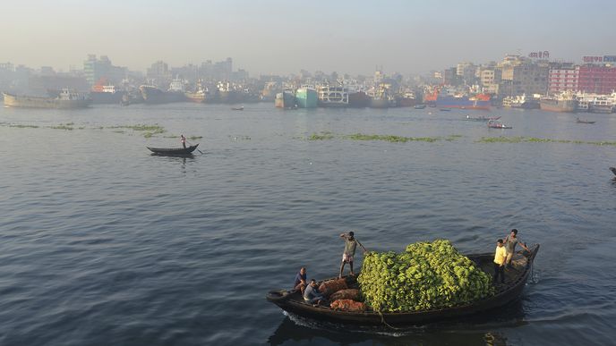 Bangladéš vystihují tři slova: lidé, voda a lodě