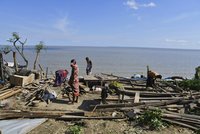 Řádění cyklonu si vyžádalo nejméně 28 obětí. Živel zdevastoval Bangladéš, miliony lidí jsou bez proudu