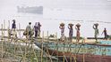 Přístav na řece Buriganga v Dháce, nosiči vynášejí z lodi písek Přístav na řece Buriganga v Dháce, nosiči vynášejí z lodi písek