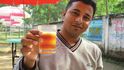 Specialitou stánku Nilkantha je pětibarevný čaj. Jednotlivé vrstvy se nemísí dokonce ani při pití. Na jazyku pocítíte chuť medu, citronu, zázvoru, skořice, kardamomu a mléka.