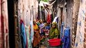 Celá řada Bengálců se s vidinou snazšího živobytí stěhuje z venkova na předměstí velkých měst, kde vytvářejí rozlehlé chudinské slumy