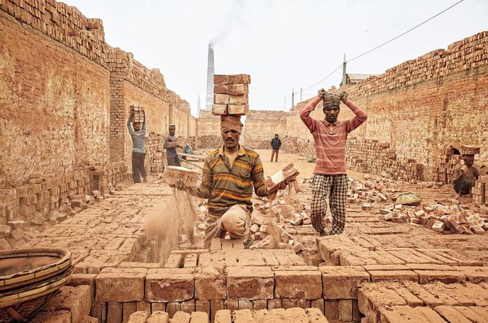 Nošení cihel po 12 kusech Nošení cihel po 12 kusech