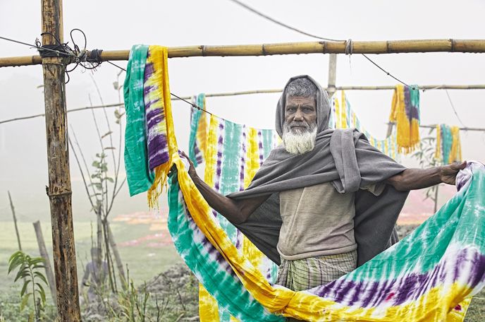 Sušení šátků po batikování Sušení šátků po batikování
