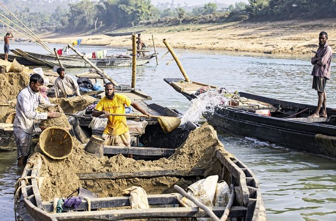 Do přetížených loděk s pískem prosakuje voda, kterou je potřeba průběžně ručně odčerpat Do přetížených loděk s pískem prosakuje voda, kterou je potřeba průběžně ručně odčerpat