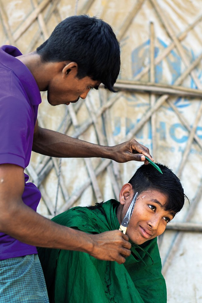 Stříhání vlasů v uprchlickém táboře