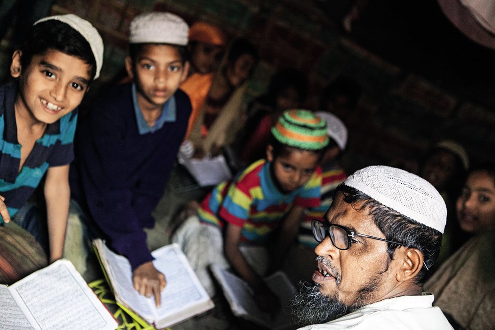 Hodina náboženství, kdy děti společně čtou korán