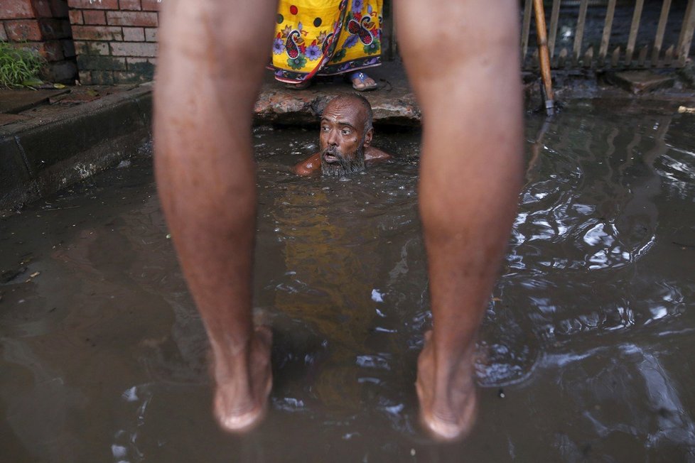 Hrůza a hnus. Čistič kanálů v Bangladéši při své práci.