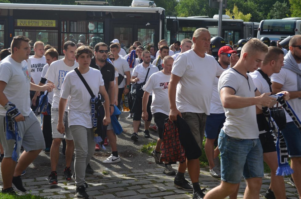 Fanoušci Baníku dorazili do Brna.